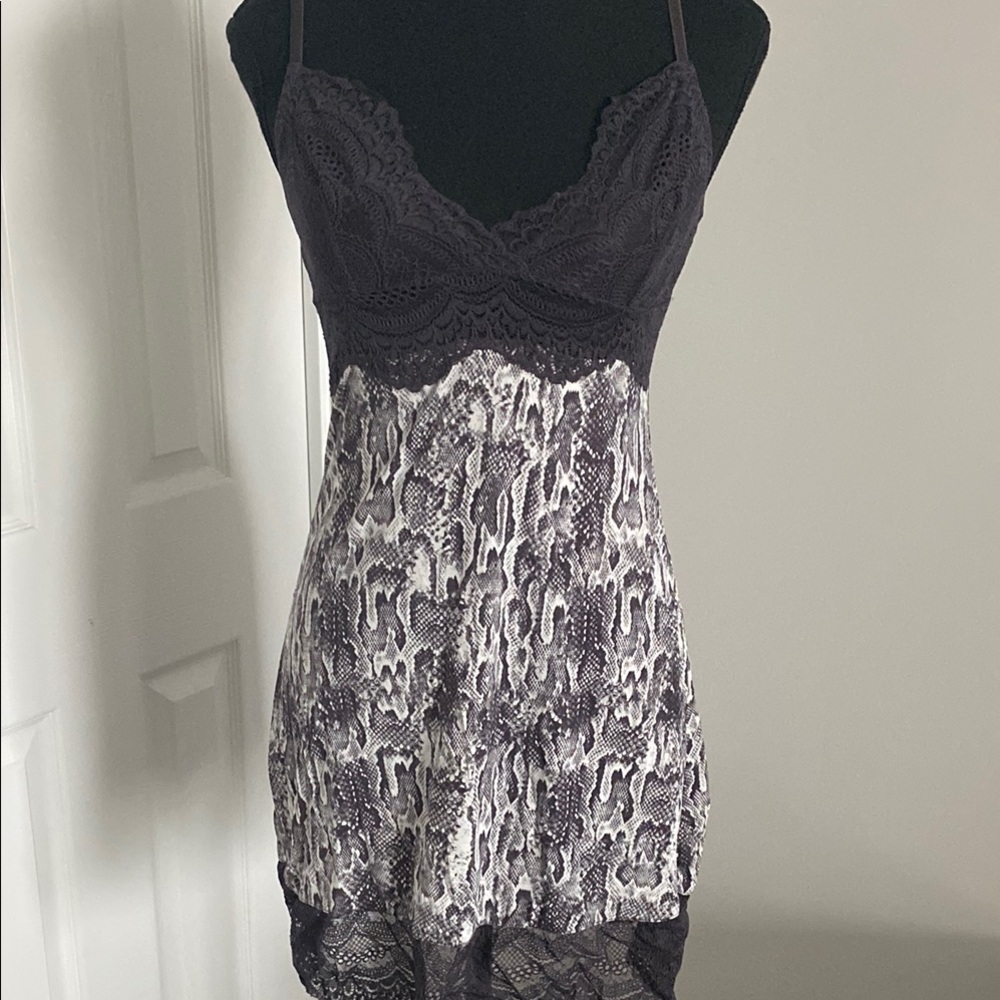 Elegant Lace Trim Chemise